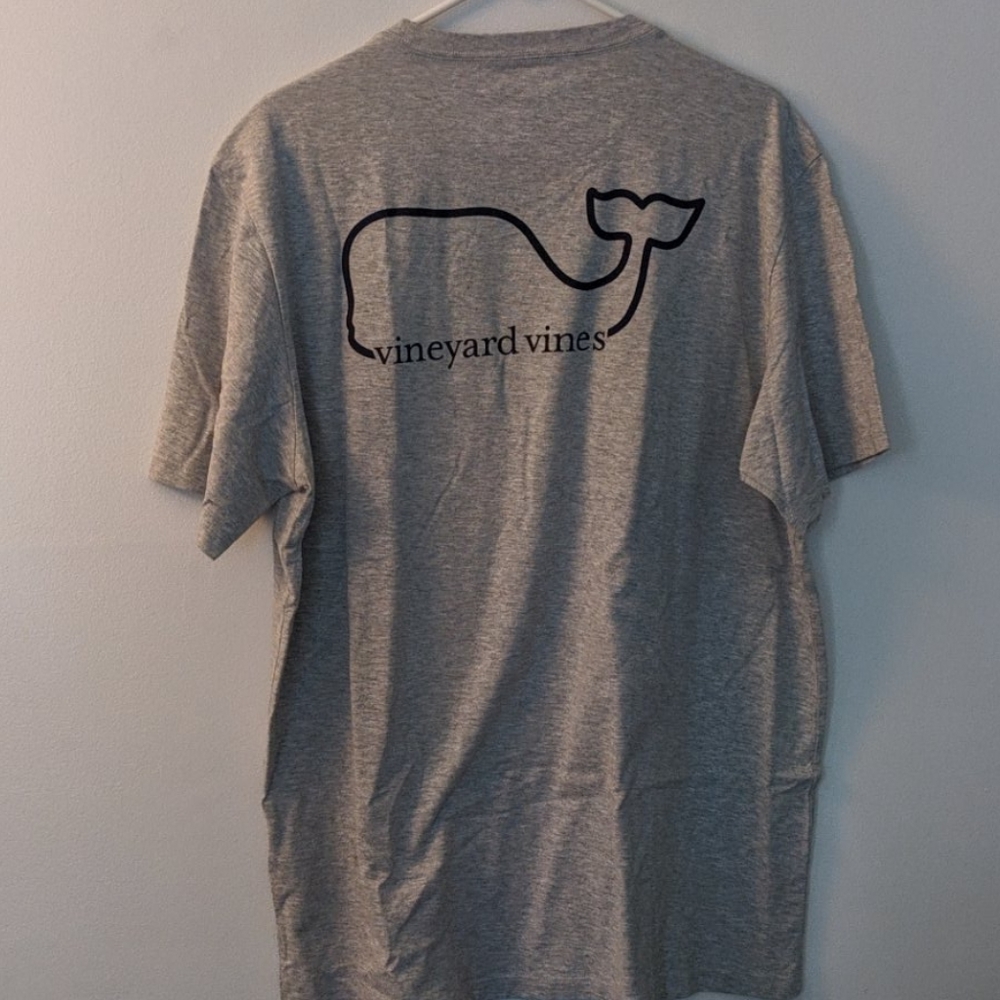 Vineyard Vines large short sleeve shirt gray